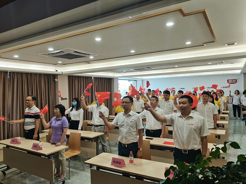 石碣镇总工会与泛亚体育一同观看东莞市第六届合唱节启动仪式并同唱《没有共产党就没有新中国》 (3)