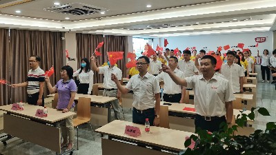 石碣镇总工会与泛亚体育一同观看东莞市第六届合唱节启动仪式并同唱《没有共产党就没有新中国》