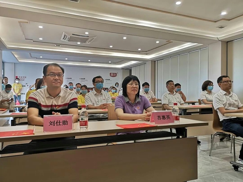 石碣镇总工会与泛亚体育一同观看东莞市第六届合唱节启动仪式并同唱《没有共产党就没有新中国》